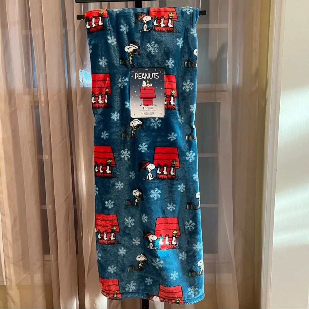 NEW Peanuts Holiday Christmas Snowflakes Snoopy Throw Berkshire 50” x 70”